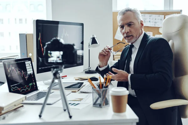 Homme âgé en costume d'affaires élégant en utilisant les technologies modernes tout en faisant de la vidéo sur les médias sociaux — Photo