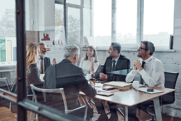 Geconcentreerde Zakenmensen Die Met Elkaar Communiceren Terwijl Samenwerken Bestuurskamer — Stockfoto