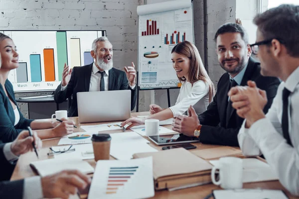 Modern Business People Communicating Each Other While Working Together Board — Stock Photo, Image