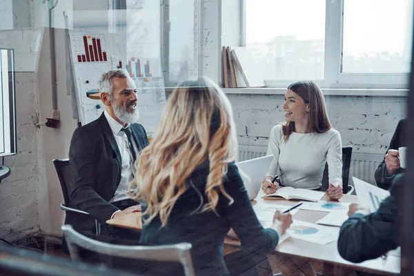 Pessoas Negócios Felizes Comunicando Uns Com Outros Sorrindo Enquanto Trabalham — Fotografia de Stock