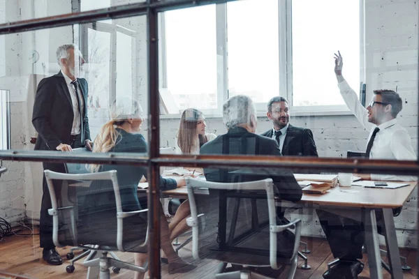 Moderner Geschäftsmann Bei Einer Präsentation Während Einer Mitarbeiterversammlung Vorstandszimmer — Stockfoto