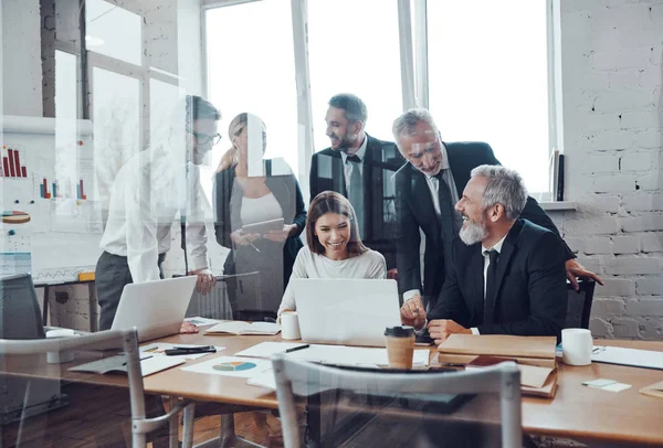 Självgående Affärsteam Analyserar Försäljning Med Hjälp Modern Teknik Och Leende — Stockfoto