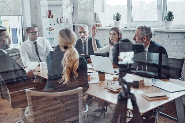 取締役会室でスタッフ会議を撮影しながら戦略を議論する成功したビジネスチーム — ストック写真