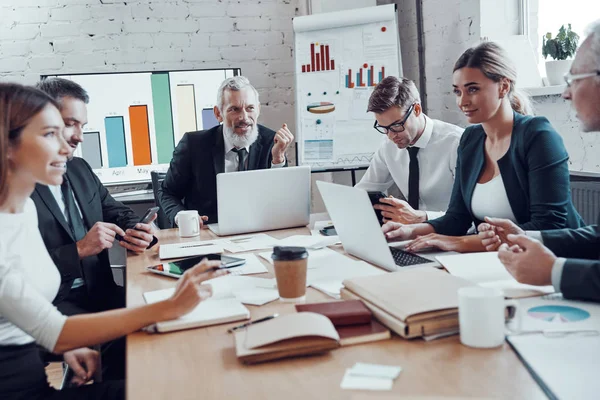 Successful Business Team Analyzing Strategy While Working Modern Office — Stock Photo, Image