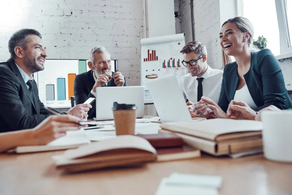 Équipe Affaires Performante Analysant Stratégie Souriant Tout Travaillant Dans Bureau — Photo