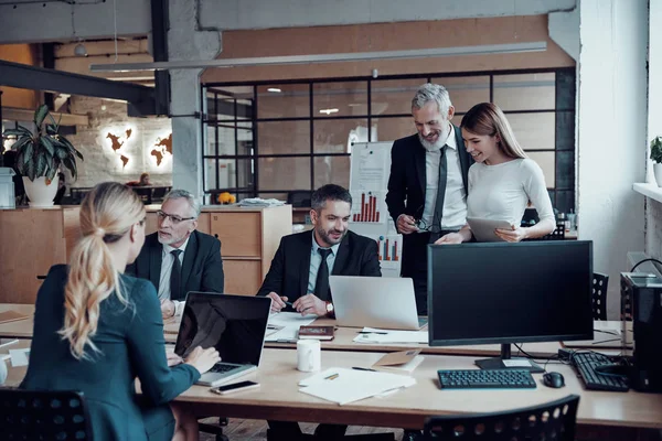 Profissionais Marketing Modernos Roupas Formais Elegantes Discutindo Novas Ideias Negócios — Fotografia de Stock