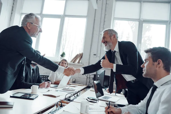 现代商人在办公室和他们的团队一起工作时握手 — 图库照片