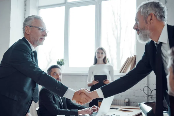 Empresarios Modernos Estrechando Mano Mientras Trabajan Junto Con Equipo Oficina — Foto de Stock