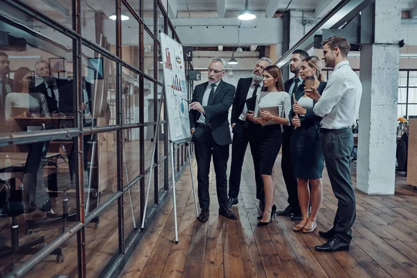 Volledige Lengte Van Moderne Zakenman Toont Grafiek Flipchart Terwijl Het — Stockfoto