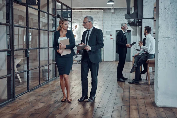 Full Length Two Colleagues Formalwear Discussing Business While Walking Office — Stock Photo, Image