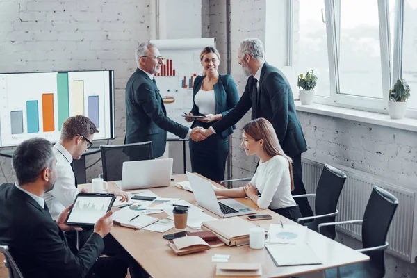 Des Hommes Affaires Confiants Serrant Main Souriant Tout Travaillant Avec — Photo