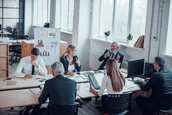 Visão Superior Dos Colegas Trabalho Discutindo Próximo Passo Negócios Enquanto — Fotografia de Stock