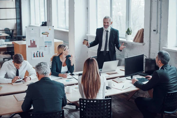 Top View Professional Business Expert Presenting Analytical Report While Working — Stock Photo, Image