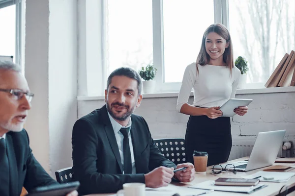 Profesionální Business Expert Dirigování Setkání Při Spolupráci Kolegy Moderní Kanceláři — Stock fotografie