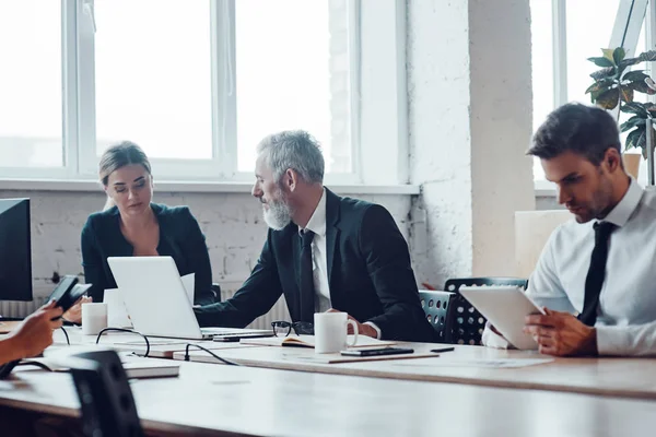 Geconcentreerde Collega Die Een Personeelsvergadering Hebben Terwijl Samenwerken Het Moderne — Stockfoto