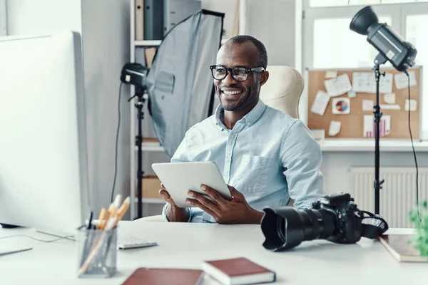 Heureux Jeune Homme Africain Utilisant Une Tablette Numérique Souriant Tout — Photo