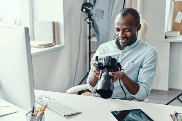 Красивый Молодой Африканский Мужчина Цифровой Камерой Улыбкой Время Работы Современном — стоковое фото