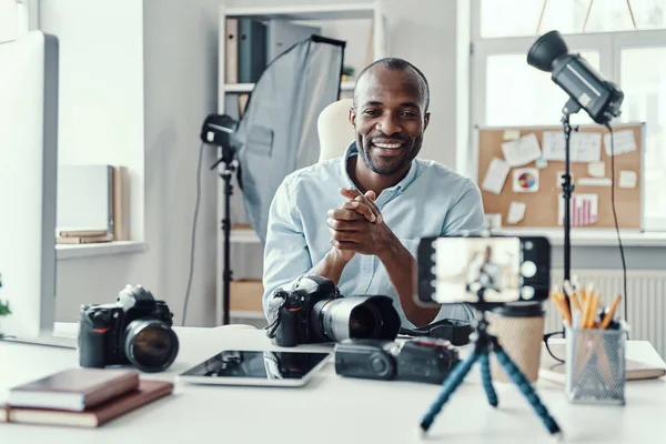Çekici Genç Afrikalı Gömlekli Adam Dijital Kamera Gösteriyor Sosyal Medya — Stok fotoğraf