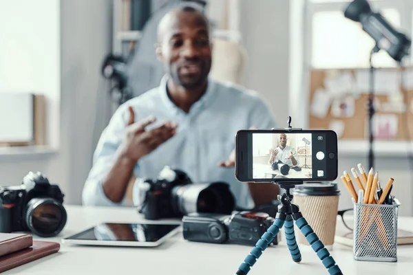 Очаровательный Молодой Африканский Мужчина Рубашке Показывает Цифровую Камеру Рассказывает Время — стоковое фото