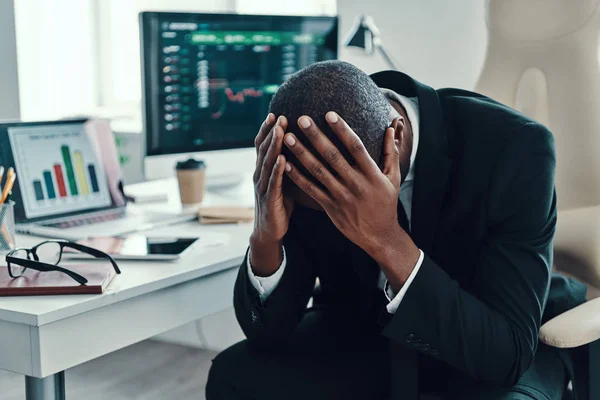 Cansado Jovem Africano Desgaste Formal Mantendo Cabeça Nas Mãos Enquanto — Fotografia de Stock