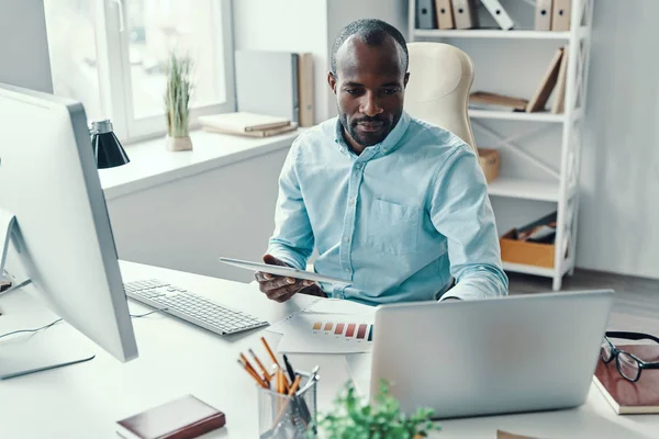 Concentrated Young African Man Shirt Using Modern Technologies While Working — Stock Photo, Image