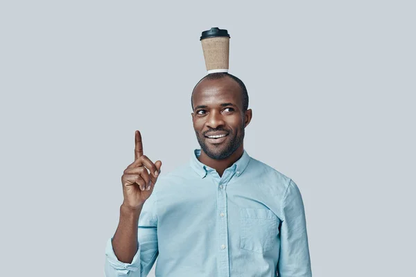 Juguetón Joven Africano Manteniendo Taza Desechable Cabeza Sonriendo Mientras Está — Foto de Stock