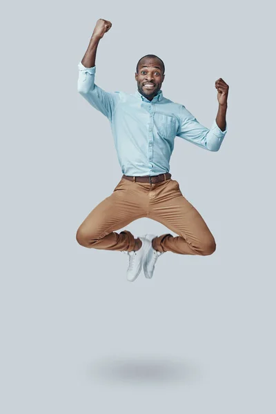 Juguetón Joven Africano Haciendo Gestos Gritando Mientras Cierne Sobre Fondo —  Fotos de Stock