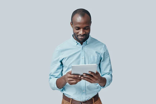 Knappe Jonge Afrikaanse Man Met Behulp Van Digitale Tablet Glimlachen — Stockfoto