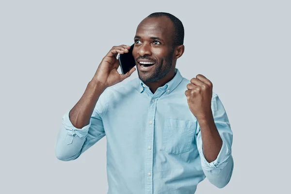 Feliz Joven Africano Hablando Teléfono Inteligente Sonriendo Mientras Está Pie — Foto de Stock