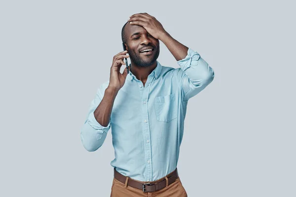 Gelukkig Jong Afrikaans Man Praten Smartphone Glimlachen Terwijl Staan Tegen — Stockfoto