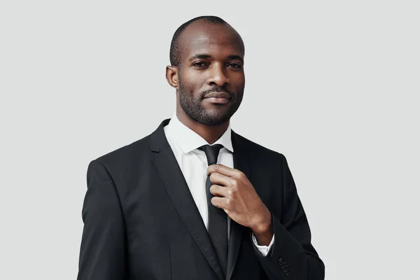 Bájos Fiatal Afrikai Férfi Formális Viselet Néz Kamera Állító Nyakkendő — Stock Fotó