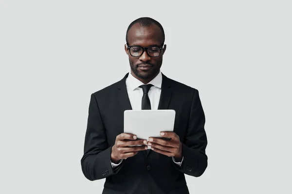 Homem Africano Jovem Concentrado Desgaste Formal Que Trabalha Usando Tablet — Fotografia de Stock