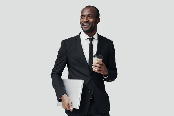 Glücklicher Afrikanischer Mann Formeller Kleidung Der Wegschaut Und Lächelt Während — Stockfoto