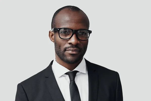 Självsäker Ung Afrikansk Man Formell Klädsel Tittar Kameran Medan Står — Stockfoto