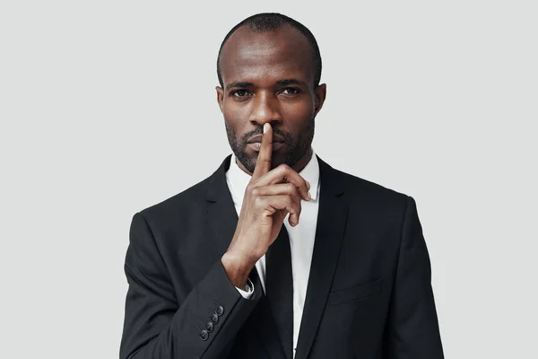 Mysteriöser Junger Afrikanischer Mann Offizieller Kleidung Der Den Finger Auf — Stockfoto