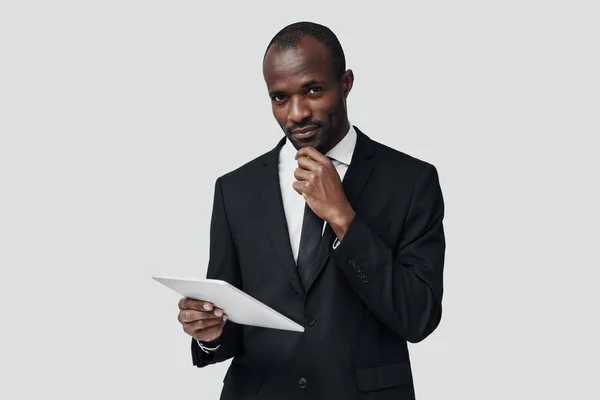 Hombre Africano Joven Exitoso Ropa Formal Que Trabaja Usando Tableta —  Fotos de Stock