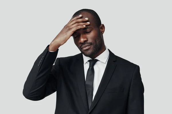 Cansado Jovem Africano Desgaste Formal Sofrendo Dor Cabeça Enquanto Contra — Fotografia de Stock