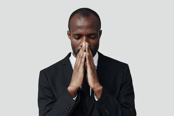 Joven Hombre Africano Ropa Formal Manteniendo Las Manos Apretadas Mientras — Foto de Stock