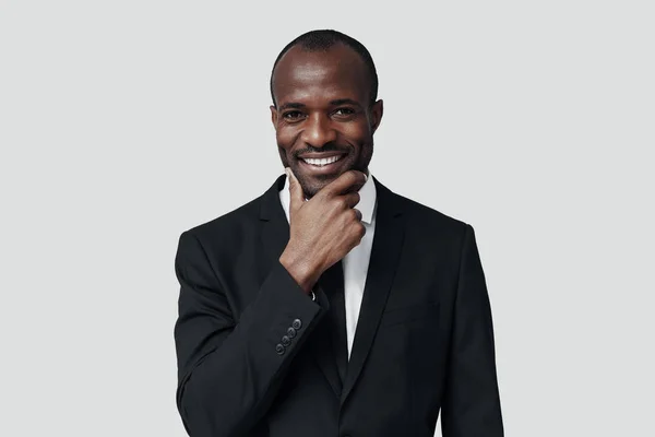 Stijlvolle Jonge Afrikaanse Man Formele Kleding Kijken Naar Camera Glimlachen — Stockfoto