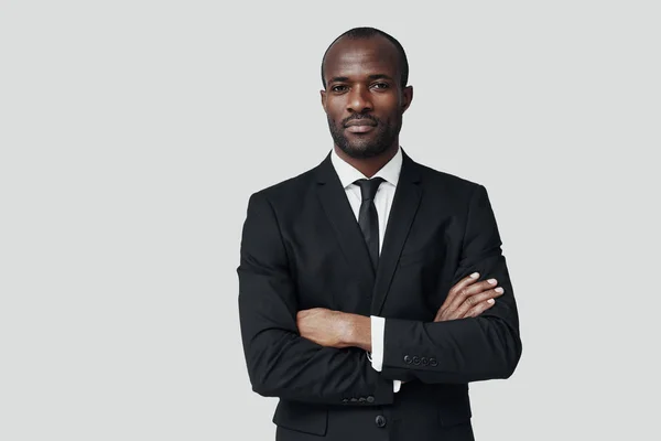 Bonito Jovem Africano Desgaste Formal Olhando Para Câmera Enquanto Estava — Fotografia de Stock