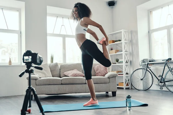 Full Length Fit Beautiful Young African Woman Working Out Smiling — Stock Photo, Image