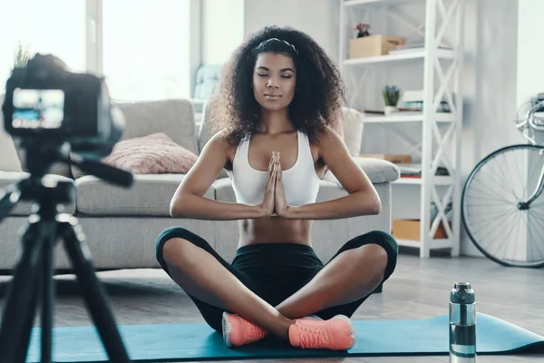 Hermosa Joven Africana Sentada Posición Yoga Mientras Hace Video Las — Foto de Stock