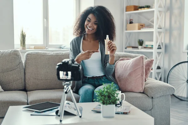 Belle Jeune Femme Africaine Pointant Doigt Les Produits Beauté Souriant — Photo