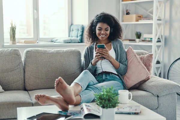 Hermosa Joven Africana Con Ropa Casual Disfrutando Música Sonriendo Mientras — Foto de Stock