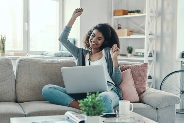 Happy Young African Woman Casual Clothing Enjoying Music Smiling While — Stock Photo, Image