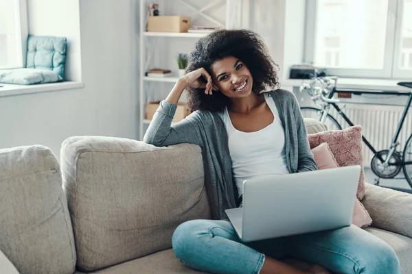 Happy Young African Woman Casual Clothing Using Laptop Looking Camera — Stock Photo, Image