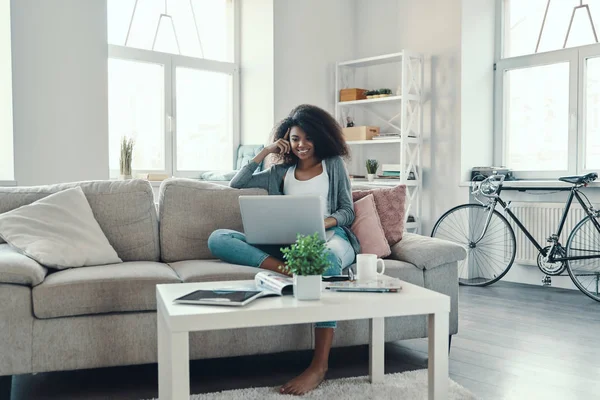 Mulher Africana Bonita Roupas Casuais Usando Laptop Enquanto Descansa Casa — Fotografia de Stock