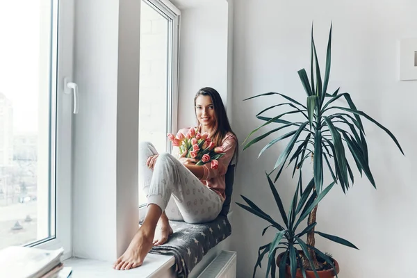 Attractive Young Woman Cozy Pajamas Enjoying Her Bouquet Tulips Looking — Stock Photo, Image