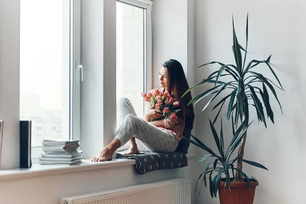 Attractive Young Woman Cozy Pajamas Enjoying Her Bouquet Tulips While — Stock Photo, Image