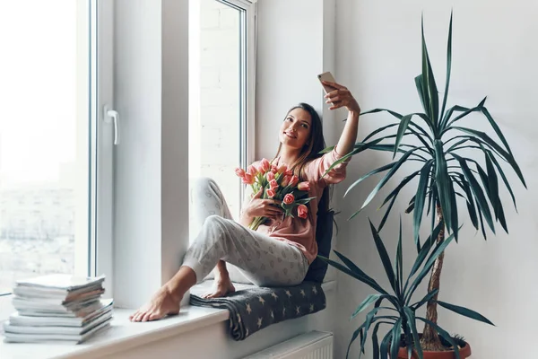 Glad Ung Kvinna Mysig Pyjamas Tar Selfie Med Sin Bukett — Stockfoto